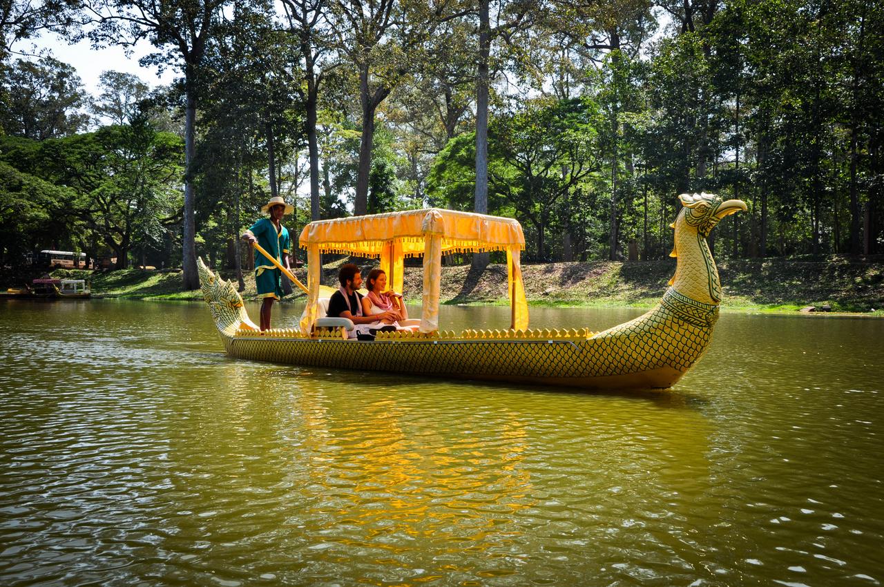 Wedding-Ceremony-with-Gondola-Angkor-Boat.jpg